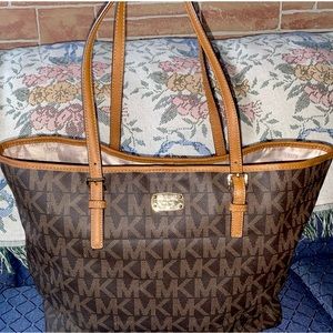 Michael Kors Jet Set Tote - New Without Tags - Medium size